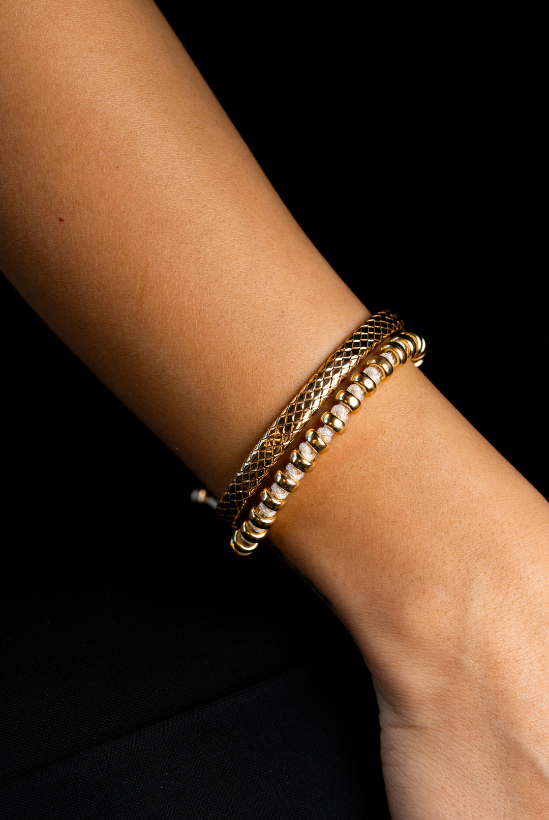 Pulseira com bolinhas prateadas e algodão creme. 