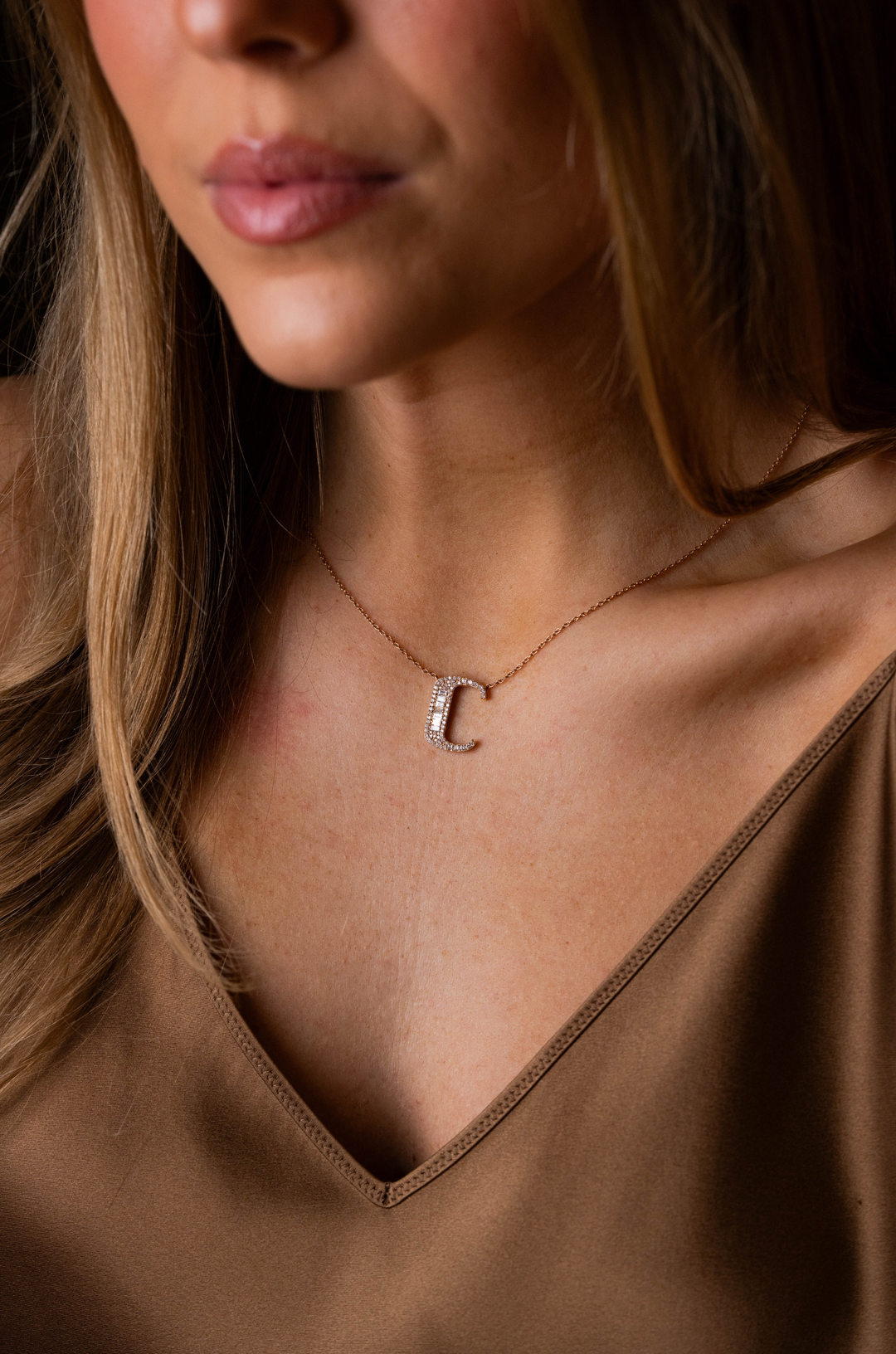 Colar letra em ouro e diamantes