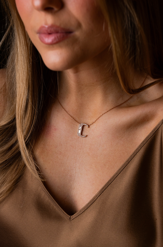 Colar letra em ouro e diamantes