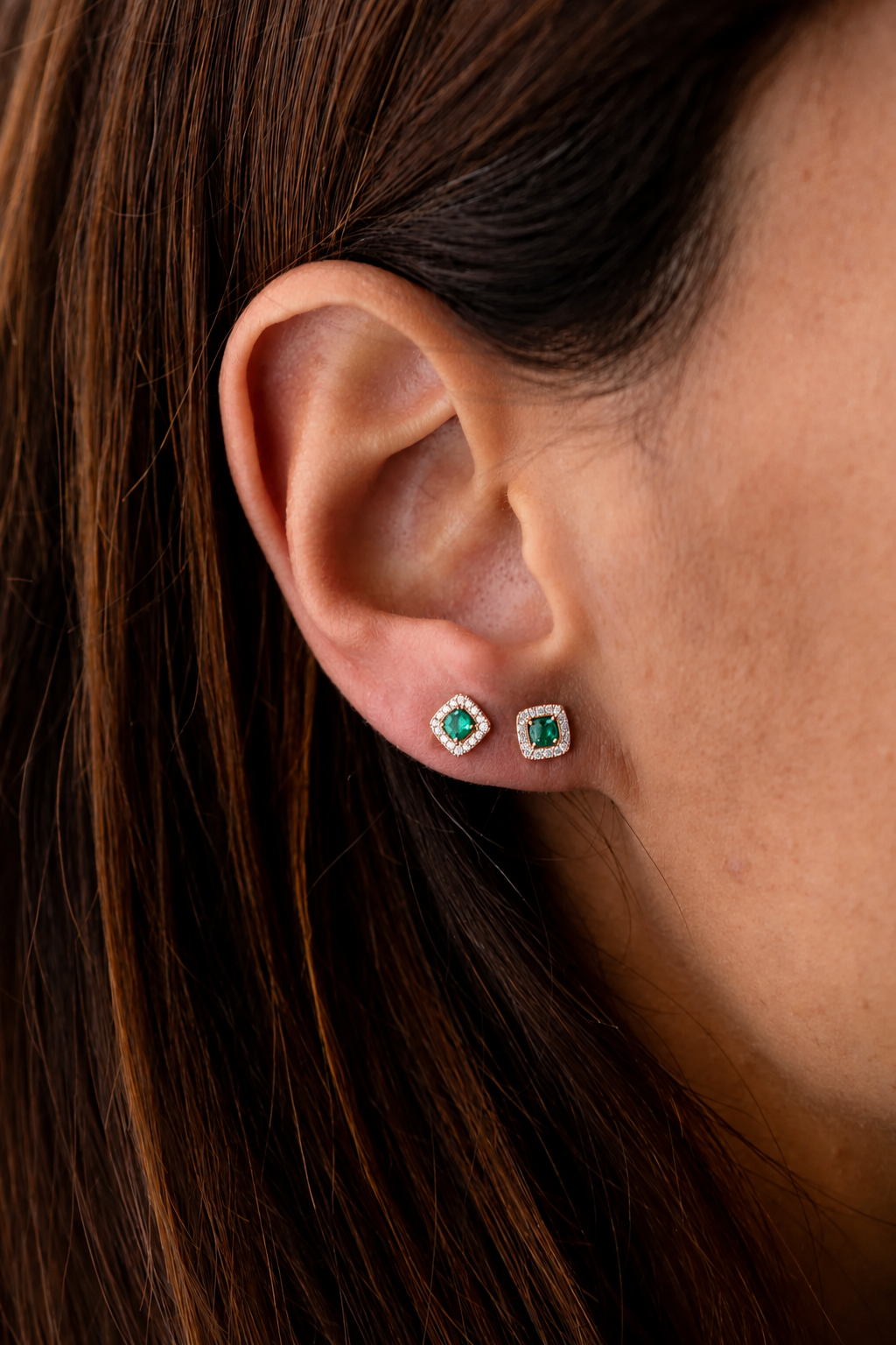 White Gold Earrings with Emeralds