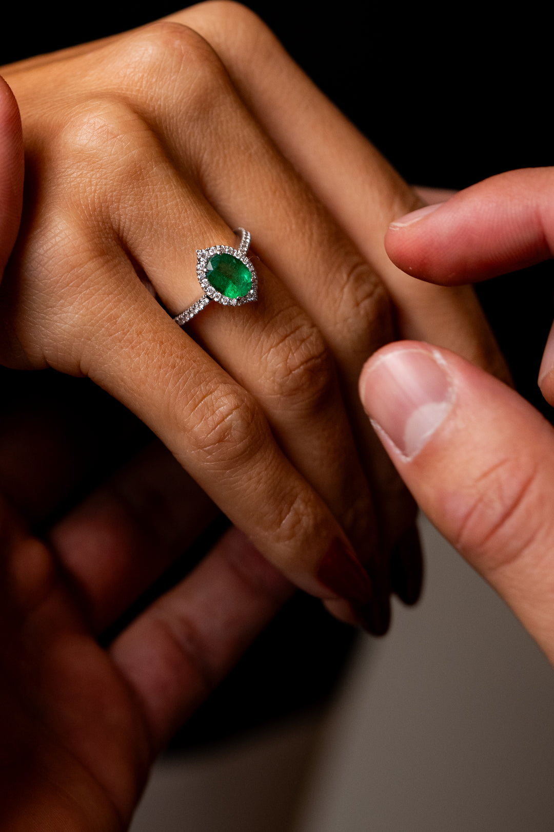 Anel de noivado em ouro branco com diamantes e esmeralda