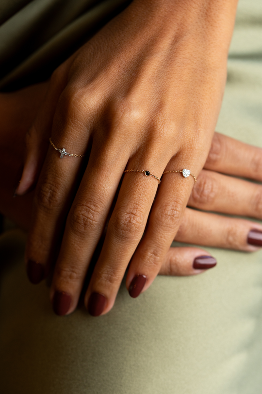 Anel de malha em ouro com diamante negro solitário