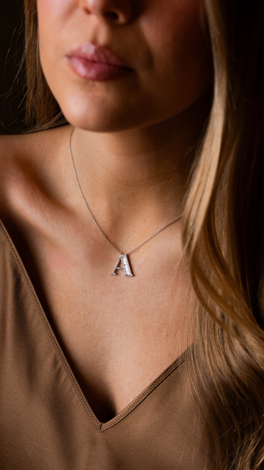 Colar letra em ouro e diamantes