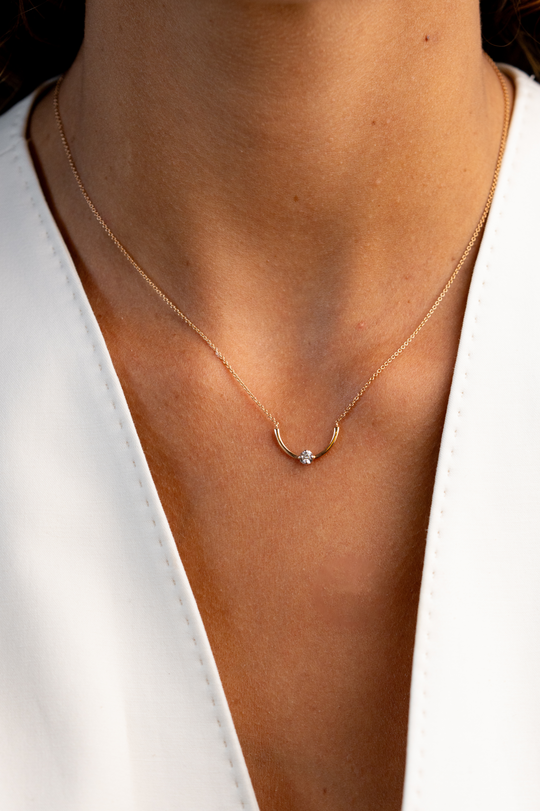 Colar de Ouro Rosa com Arco e Diamante