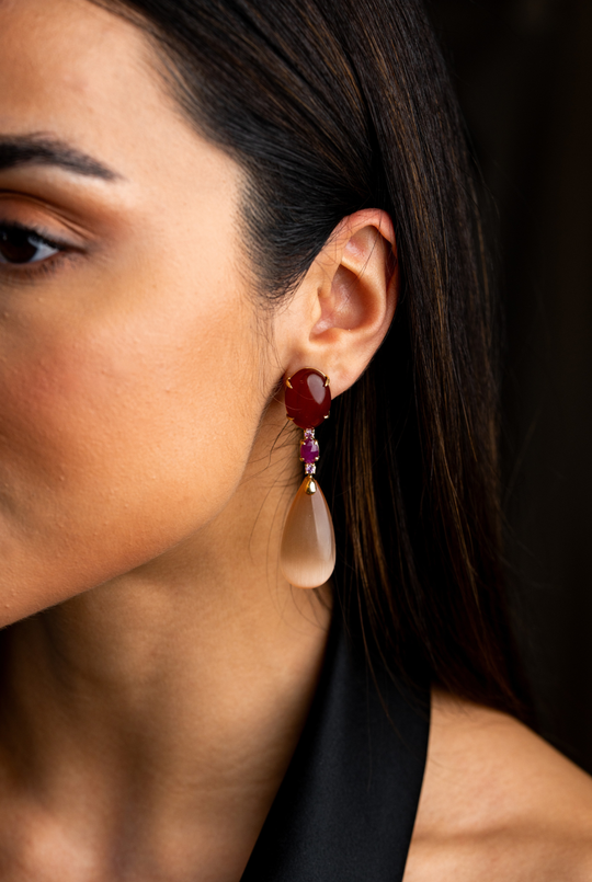 Brincos em ouro com ágatas, rubis e safiras.