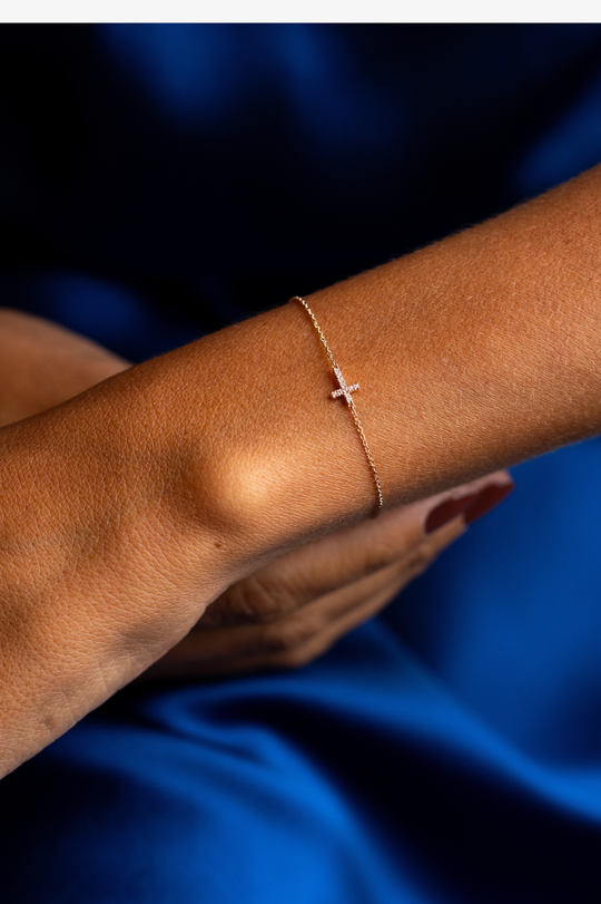 Pulseira com cruz em ouro rosa com diamantes 