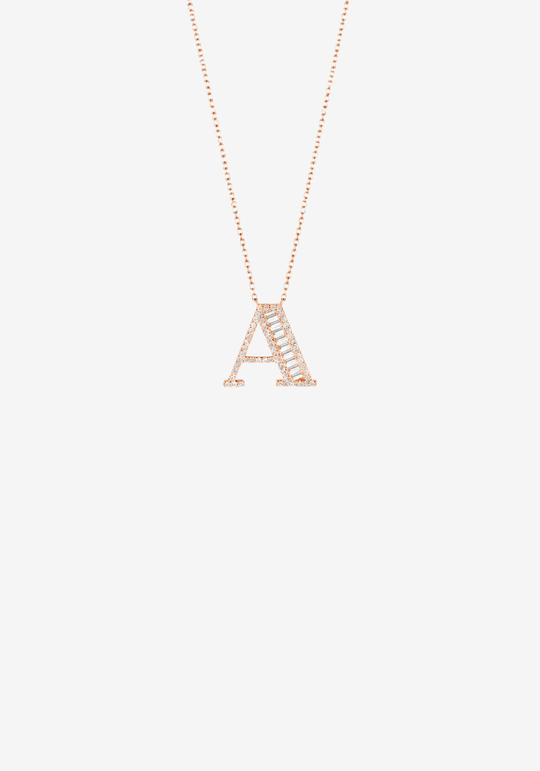 Colar letra em ouro e diamantes