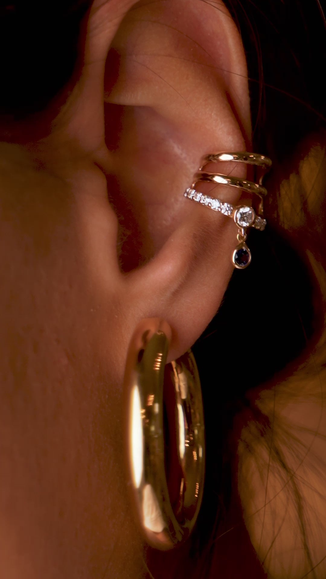 Ear Cuff em ouro com diamantes e safira