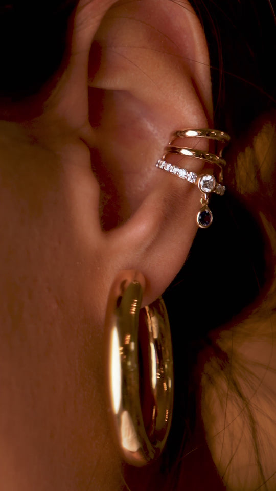 Ear Cuff em ouro com diamantes e safira